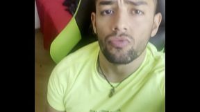 UMA BELA PUNHETA NESSE PAU GRANDE E GROSSO E SAINDO LEITE GROSSO