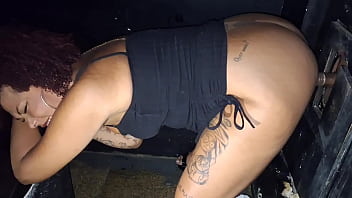 Casada n&atilde_o aguento de tezao e o corninho convidou o comedor pra fazer a patinha gosar