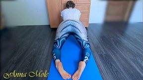 Yoga chic girl in leggings, beauty does yoga and rubs pussy Showing her feet Anna Mole