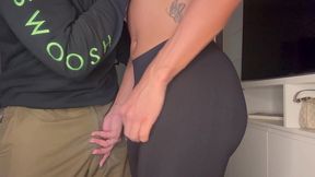 ele me viu de calca legging na academia e pediu pra eu esperar ele assim. gozei gostoso sentindo ele encher meu rabo de porra!