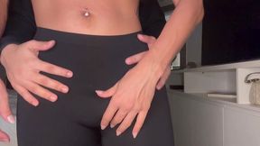 ele me viu de calca legging na academia e pediu pra eu esperar ele assim. gozei gostoso sentindo ele encher meu rabo de porra!