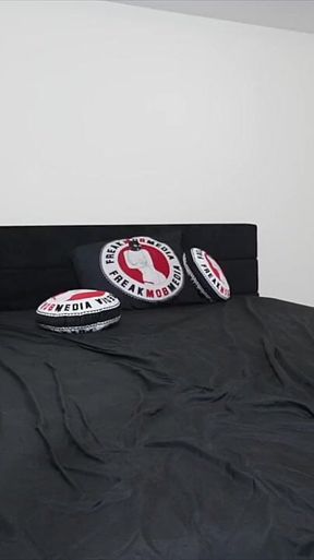 Thick MILF Queen Rogue Gets Nasty for a Live Show