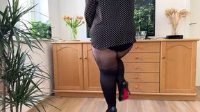 Moaning mature mom's morning golden pour