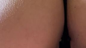 DOVEVA ESSERE SOLO UN POMPINO!!! MI SCOPA LA FICA GONFIA GUARDANDOMI I PIEDI E SI SVUOTA!!!