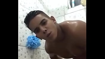 homem gostoso tomando banho em banheiro com rola grossa dura