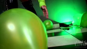 pov: le rogas a tu novia que se vista de creeper de minecraft y explote globos con sus botas