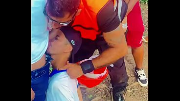CASAL DE LENHADORES PAUZUDOS FUDENDO O T&Eacute_CNICO DA MANUTEN&Ccedil_&Atilde_O DO AEROPORTO DE GUARULHOS NO MATO EM UMA ORGIA BAREBACK