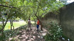no dia do trabalhador dois operarios fazendo uma putaria no parque atras do servico