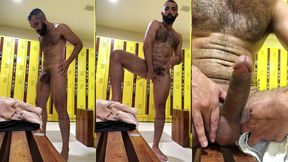 exibindo a pica na academia