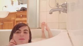 18 YEAR OLD ALT AUSSIE IN BATHTUB MASTURBATION & FINGERBANG