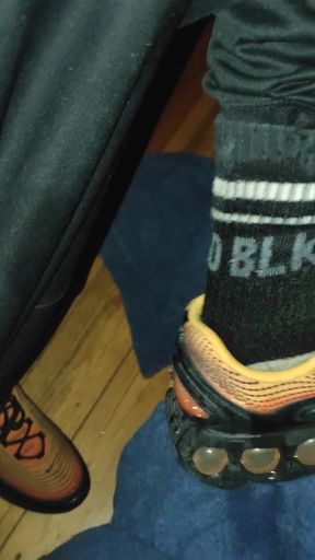 Dirtyjunkbro Doesn't Want to Go to the Toilet. Better on the Sports Shoes.