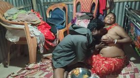 Indian desi housewife ne Pani Puri ke sath dudh pilaya