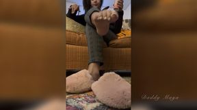 Foot worship while I ignore you 🥱