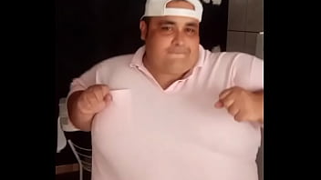 Sergi&atilde_o da Pizza dan&ccedil_ando depois de receber mais doa&ccedil_&otilde_es