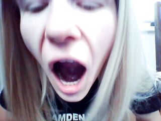 Obciągam Ci kutasa, ty ruchasz moją ciasną dupkę i spuszczasz mi się na języczek a ja połykam twoją spermę