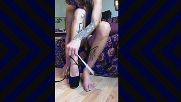 Mes premiers Escarpins !!une video foot fetish avec du dangling et plus encore...
