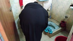 Indian Muslim Hot MILF Aunty gets anal fucked by Neighbor Guy When She was Washing Cloths in Toilet