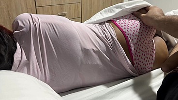PADRASTRO CONFUNDE CULO DE SU HIJASTRA Y LEVANTA FOLLANDOLA