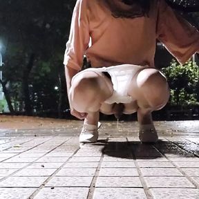 Shemale Ting-Xuan outdoor pee compilation