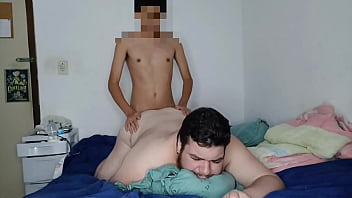 A m&atilde_e Dele N&atilde_o Sabe Que Ele Fode Bunda De Homem Escondido e Goza V&aacute_rias Vezes Dentro Sem Capa (COMPLETO)
