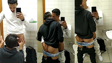 RECEBI UMA MAMADA GOSTOSA DO MOLEQUE DENTRO DO BANHEIRO DE DEFICIENTES