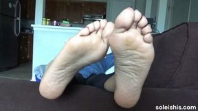 Sexy, mature sole queen Applepeach showing off her awesomely sexy and wide size 11 meaty soles and pretty toes for the first time! Full length video