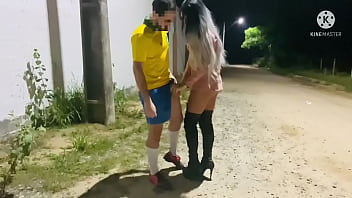 JOGADOR DE FUTEBOL FUDENDO UM CUZINHO NA RUA