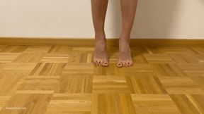 DANCING BALLET ON HER TIPTOES KIRA - MP4 HD