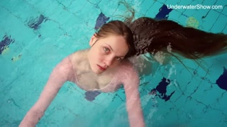 Redhead Simonna showing her body underwater