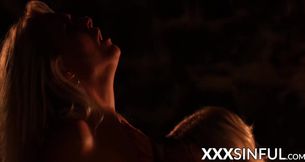 Blondes delen een grote harde lul in een sensuele vrouwelijke trio.