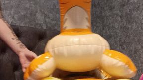 looner Valeri play with small inflatasbles toys