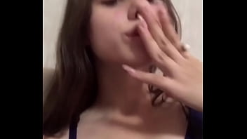 Novinha de 18 pagando peitinho na live