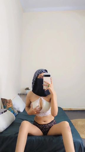 Sexy babe shows off her tits and cute pussy