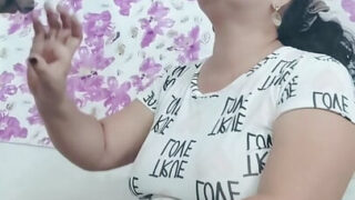 Mollige Schönheit lutscht Schwanz, bevor sie ihn tief in ihren Arsch nimmt.