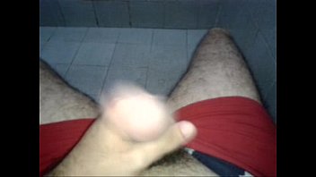 Punhetinha r&aacute_pida no banheiro