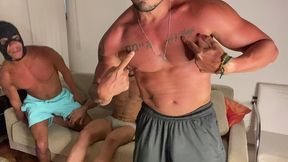 pegacao com mais dois parrudos