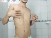 COLOMBIAN VERGON MAKES A RAIN OF URINE IN THE BATHROOM