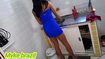 Angel Marques estava na cozinha dando uma geral na pia e seu namorado chega de pau duro e ela fãs aquele boquete e depois vai para o quarto e ganha aquela gosada nas telas