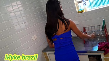 Angel Marques estava na cozinha dando uma geral na pia e seu namorado chega de pau duro e ela fãs aquele boquete e depois vai para o quarto e ganha aquela gosada nas telas
