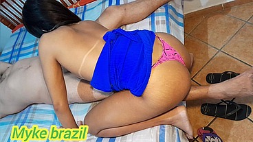 Angel Marques estava na cozinha dando uma geral na pia e seu namorado chega de pau duro e ela fãs aquele boquete e depois vai para o quarto e ganha aquela gosada nas telas