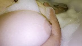 Mi madrastra tetona disfruta su baño mientras se toca