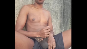 Batendo uma punheta gostosa e gozando em p&uacute_blico
