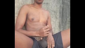 Batendo uma punheta gostosa e gozando em p&uacute_blico