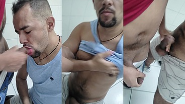 Oral no cobrador de onibus no banheiro do terminal