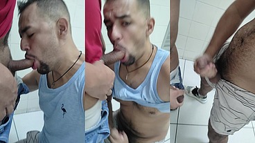 Oral no cobrador de onibus no banheiro do terminal