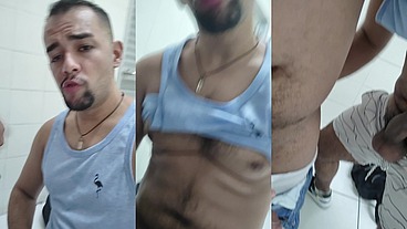 Oral no cobrador de onibus no banheiro do terminal