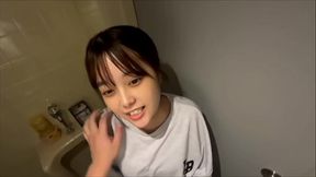 「いっぱい精子で汚して...」クラブに遊びに来た女子◯生とト◯レで臭いちんこを咥えさせて大人の体験をさせました。