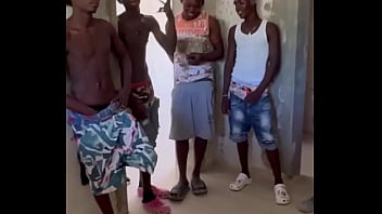 GANGBANG EN UNA CASA EN CONSTRUCION CON MUCHA LECHE SOLO PARA MI