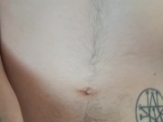 Masturbazione di ragazzo solista mentre geme e gode con orgasmo