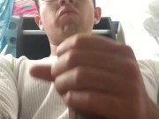 Masturbación masculina de cerca por un hombre mexicano heterosexual. Joven tatuado